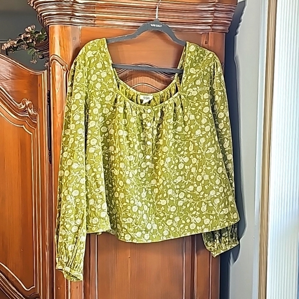 NWT, ANA PXXL GREEN WOMEN'S TOP. 4 button. Long sleeves. Bo Ho style.